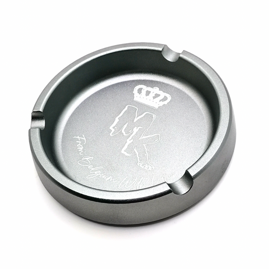 Cendrier Magic King gris en aluminium gravé, logo MK, profil, design belge