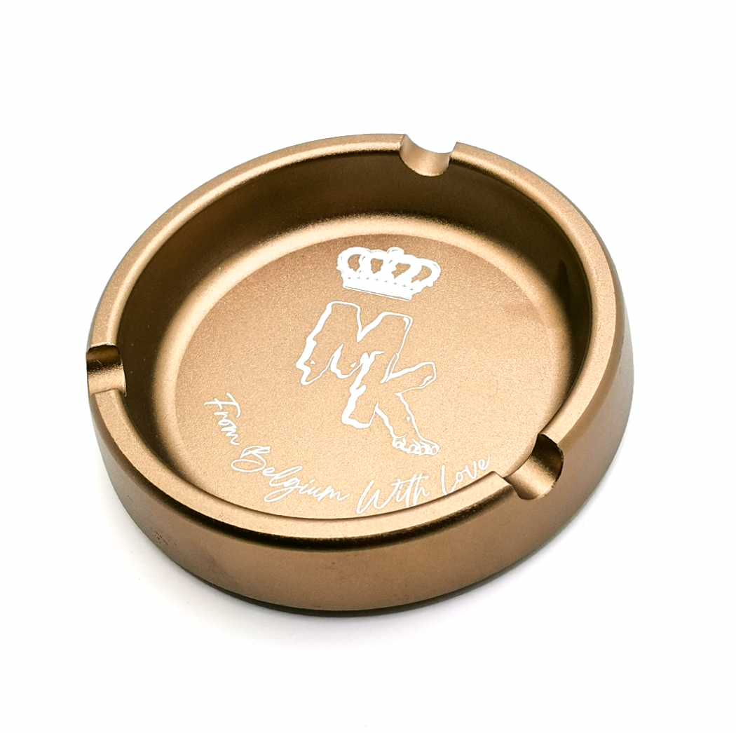 Cendrier artistique brun de la marque Magic King, en forme de profil de visage, design original et sculptural.
