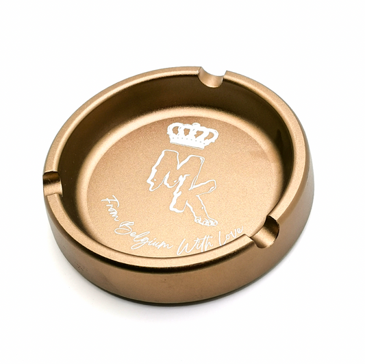 Cendrier artistique brun de la marque Magic King, en forme de profil de visage, design original et sculptural.