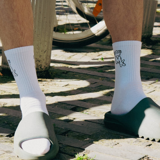 Chaussettes MK blanches portées – confort optimal et style streetwear affirmé