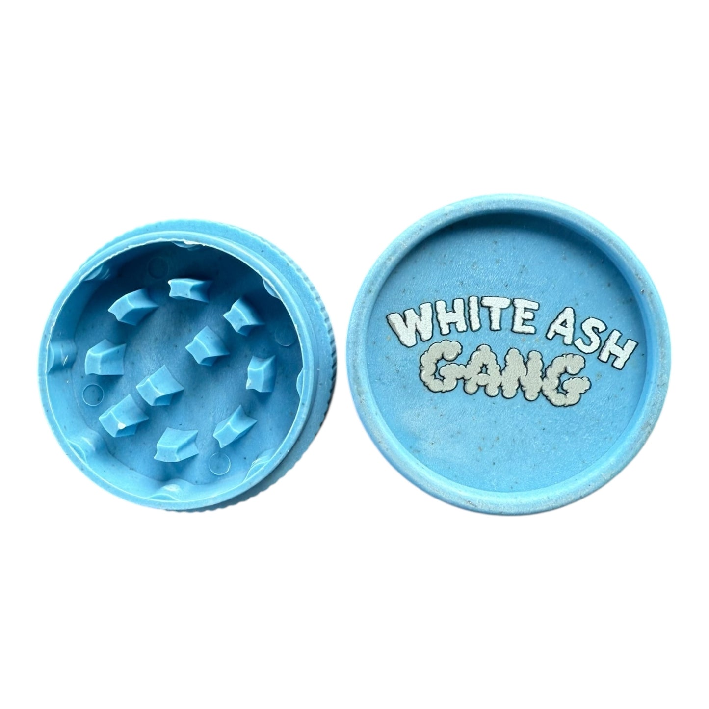 Grinder chanvre bleu Magic King White Ash Gang – vue arrière ouvert avec détails intérieurs