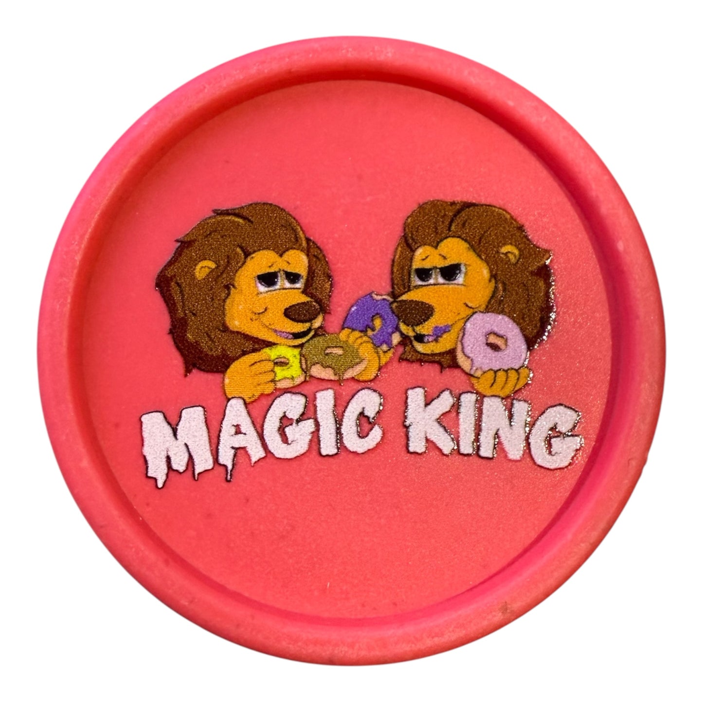 Grinder Magic King Lions Donuts en chanvre rouge, vue de face avec design artistique
