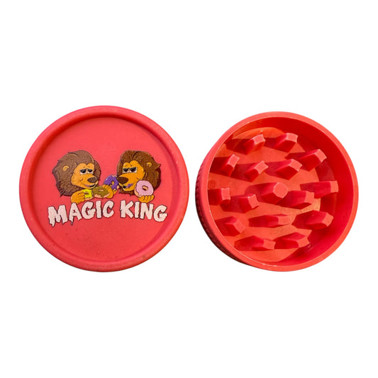 Grinder chanvre rouge Lions Donuts signé Magic King, ouvert avec dents visibles