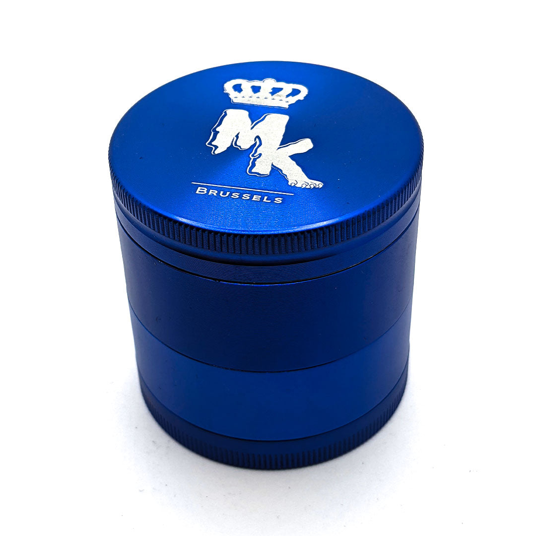 Grinder Magic King rouge en aluminium avec gravure MK et 4 compartiments ouvert
