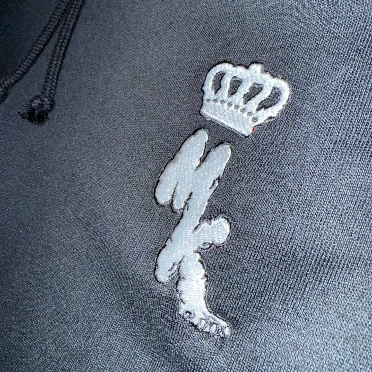 Logo brodé Magic King sur jogging noir – signature discrète et premium