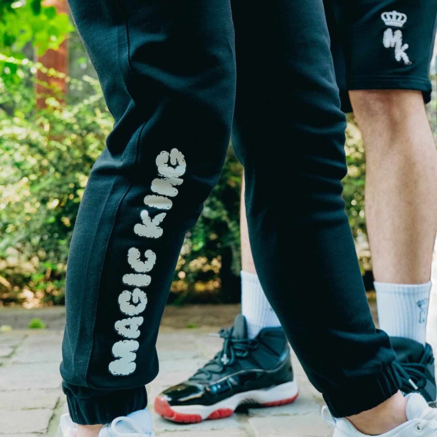 Jogging noir Magic King porté – confort et style urbain, idéal streetwear chic