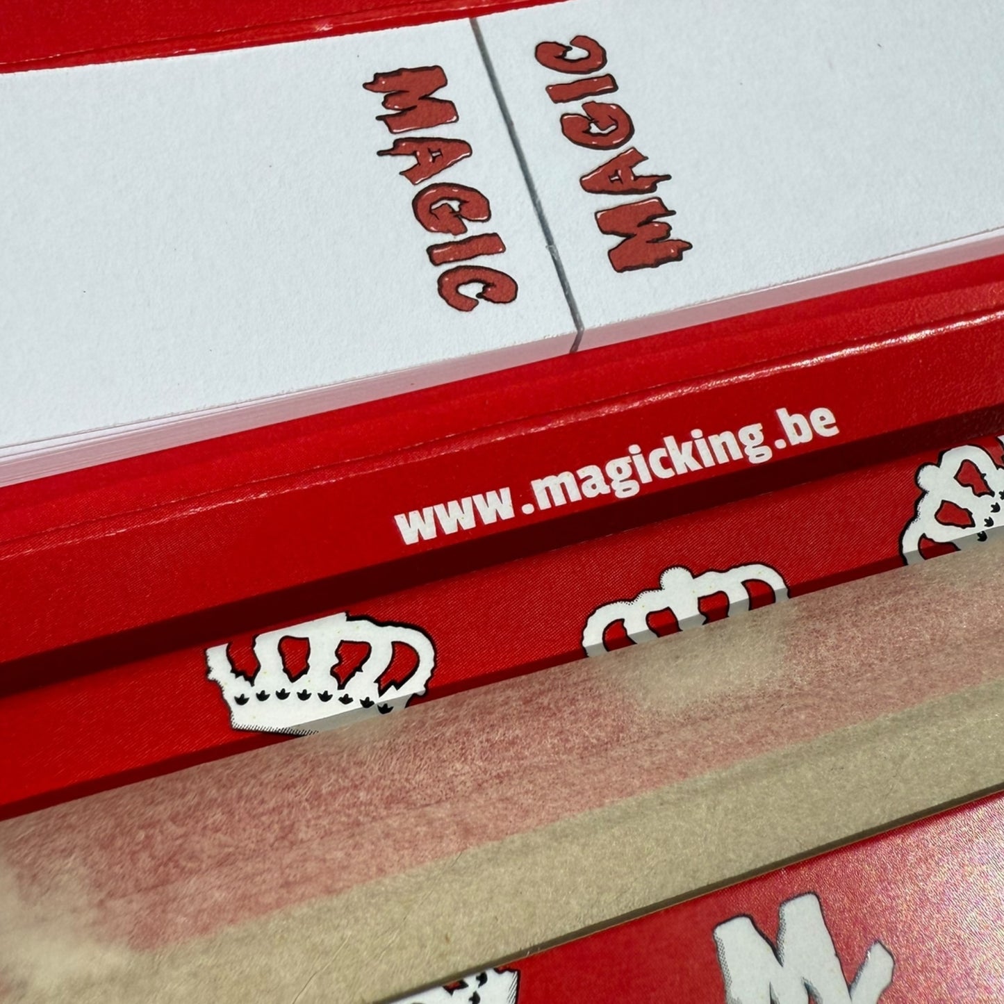 Magic King Chanvre Rouge + Tips – zoom sur paquet ouvert chanvre artisanal