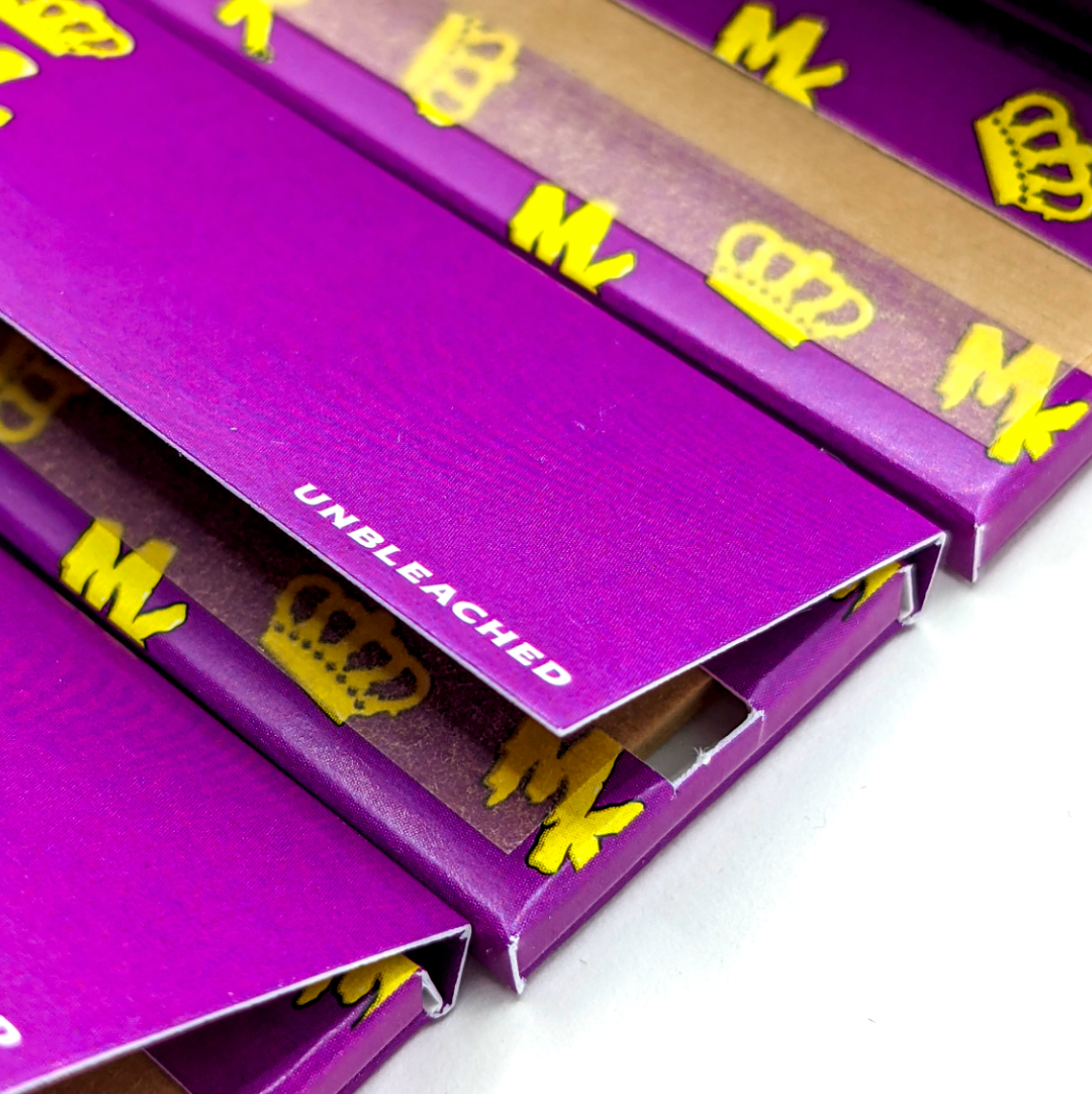 Détail du coin d’une feuille MK Mauve – Papier non blanchi, finition artisanale