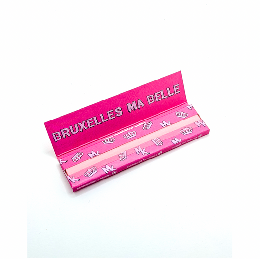 Paquet ouvert de feuilles artistiques MK Rose – Papier teinté rose pastel, design belge