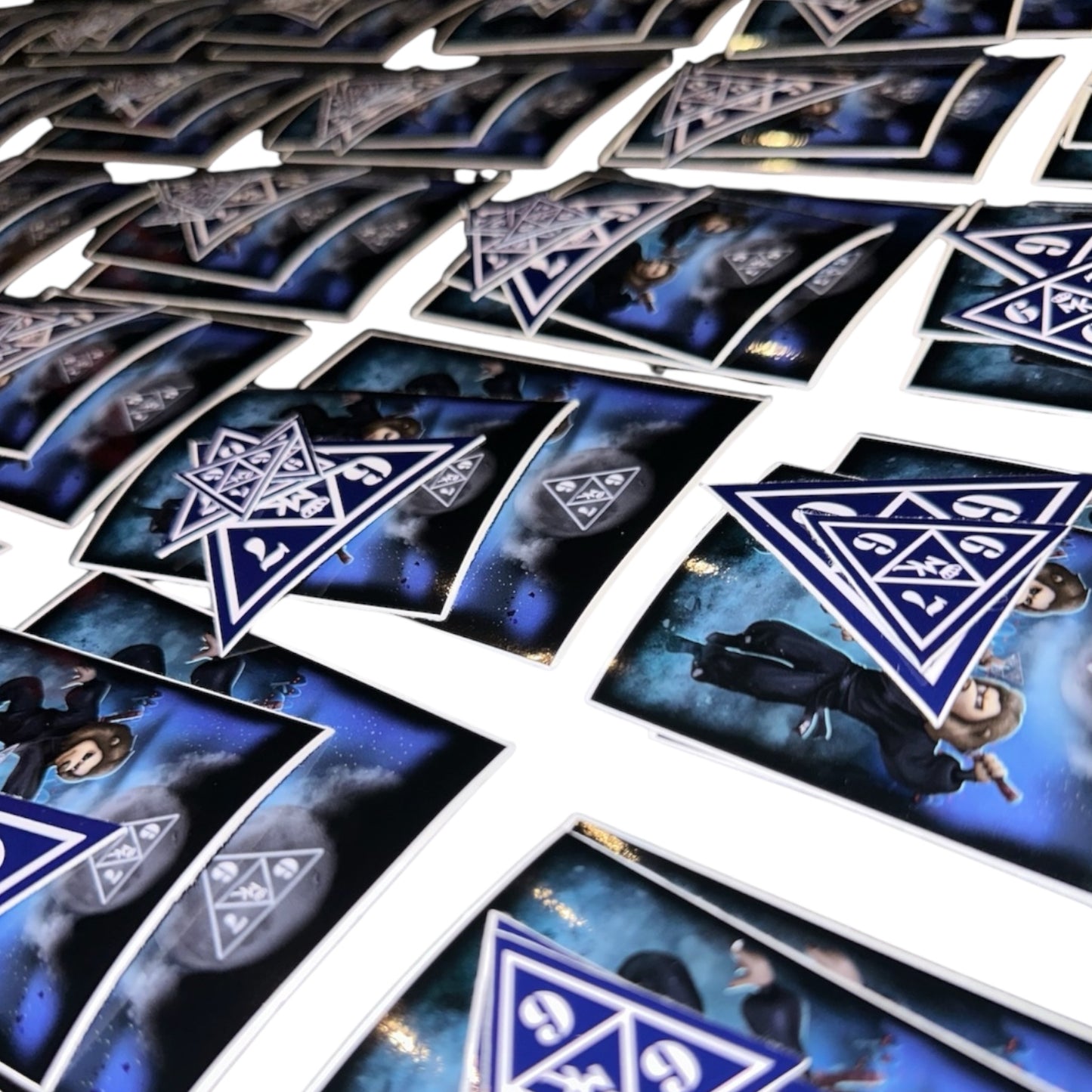 Pack de 6 stickers MK x 667, designs noir et bleu, tailles Small Medium Large, édition Magic King officielle