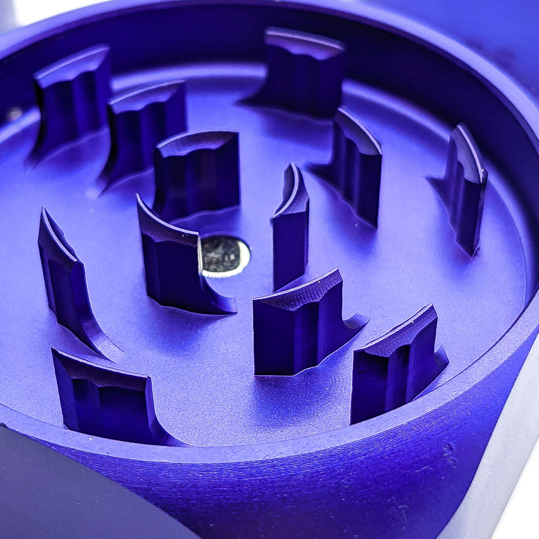 Zoom sur les dents du grinder Magic King Krush mauve – coupe de précision, aluminium robuste