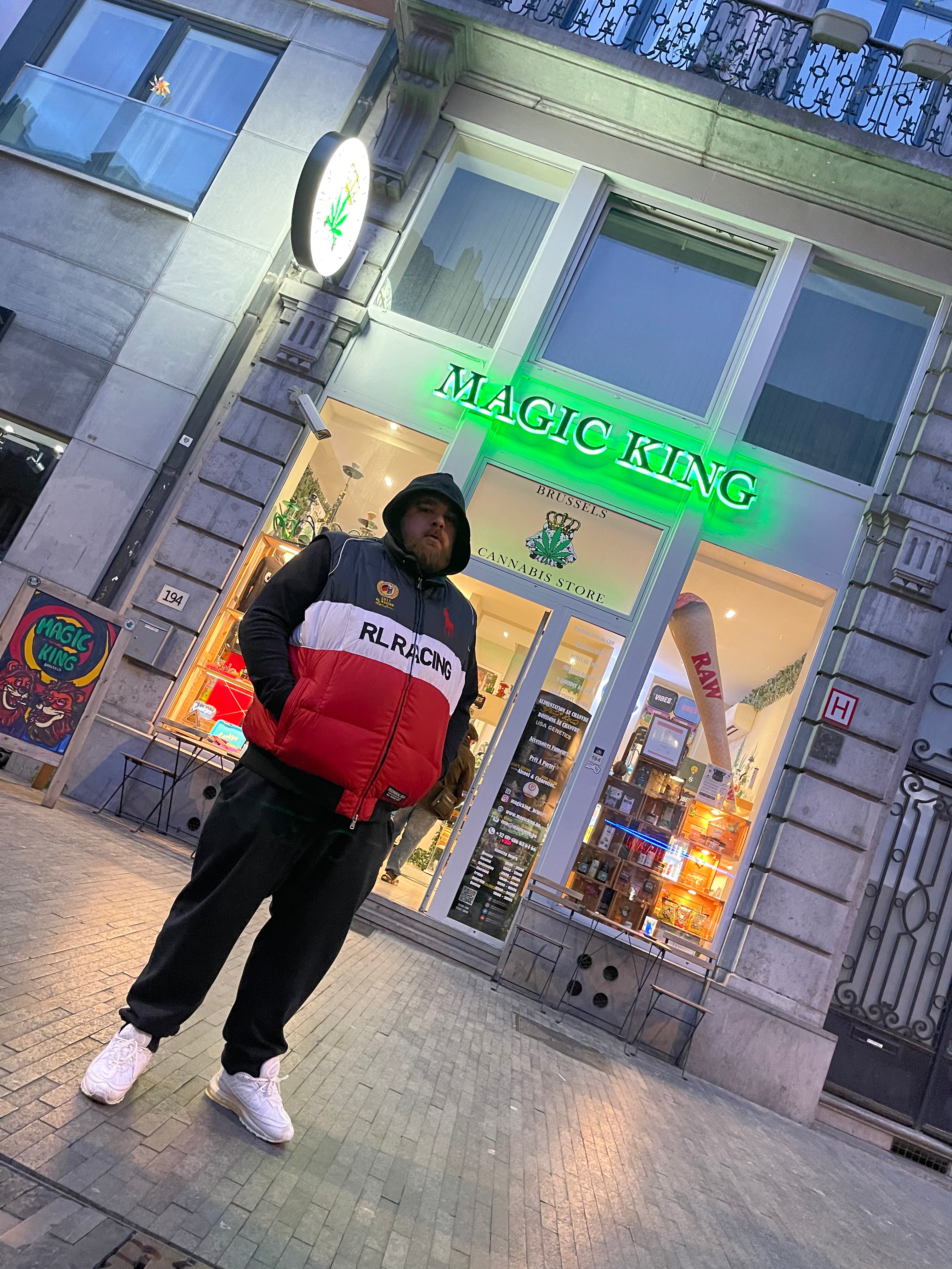 Berry, artiste émergent, en visite chez Magic King Brussels, échange entre créativité et culture urbaine