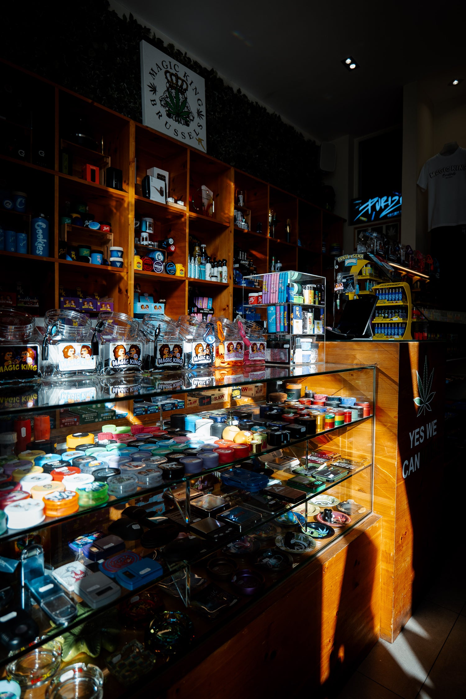 Intérieur boutique Magic King Brussels – design premium et exposition artistique
