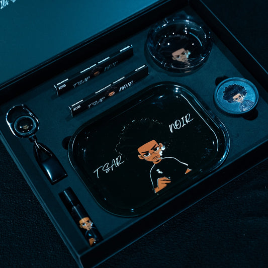 Coffret Magic King x Tsar Noir ouvert avec les accessoires visibles
