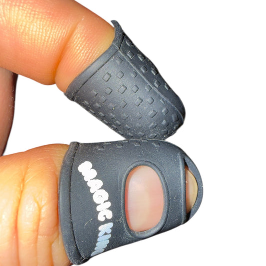 Doigt silicone Magic King porté sur le doigt pour protéger lors des manipulations