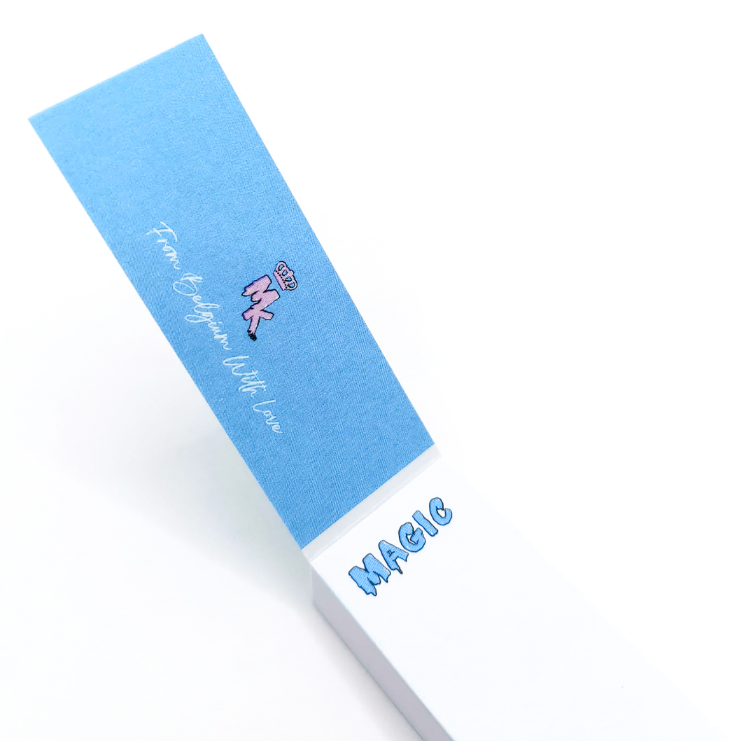 Carnet de filtres Magic King ouvert – Filtres blancs avec logo imprimé