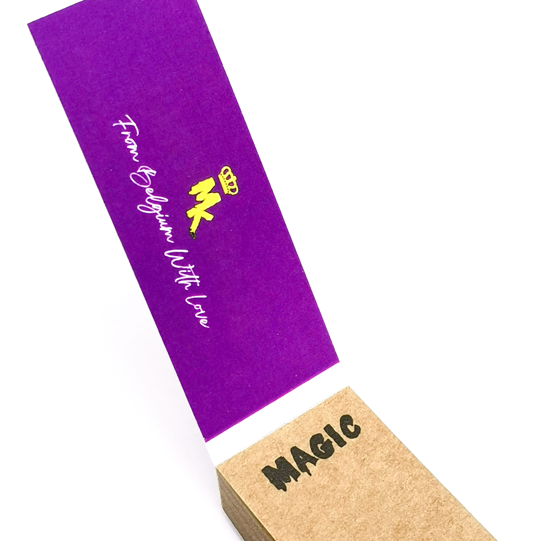 Carnet ouvert de filtres mauves Magic King – Non blanchis, logo imprimé