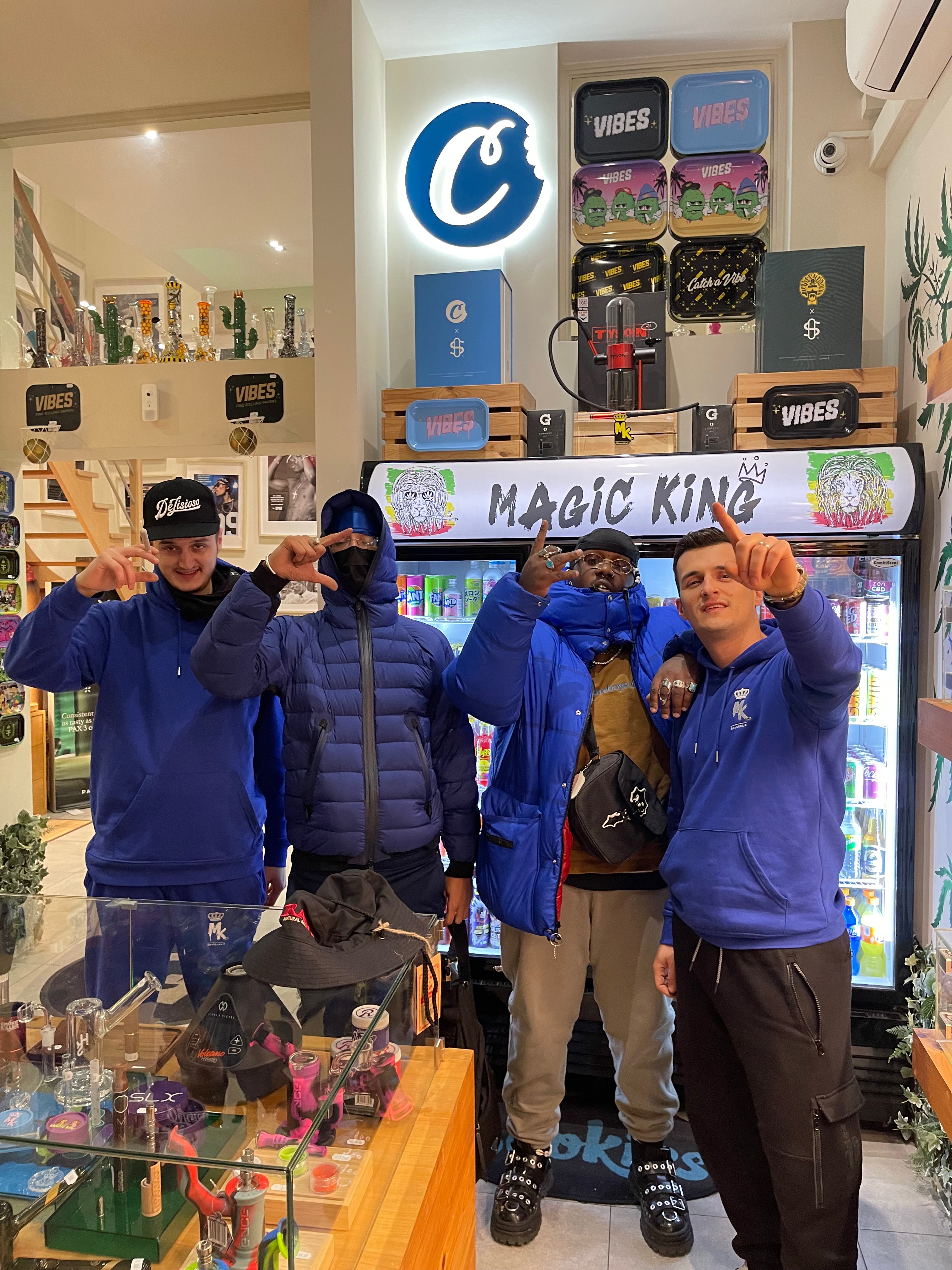 Freeze Corleone et Zuukou Mayzie en visite chez Magic King Brussels, rencontre incontournable avec le collectif 667