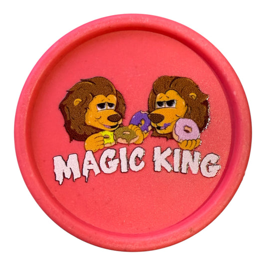 Grinder Magic King Lions Donuts en chanvre rouge, vue de face avec design artistique