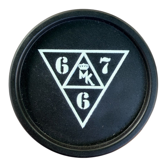 Grinder chanvre noir MK x 667 – vue de face, édition artistique et écoresponsable