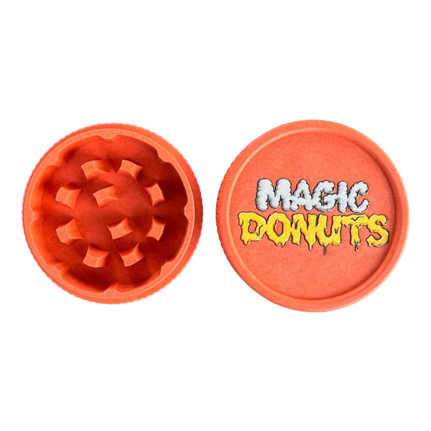 Grinder Magic King Donuts ouvert – vue arrière – tamis et réservoir visibles, matière chanvre