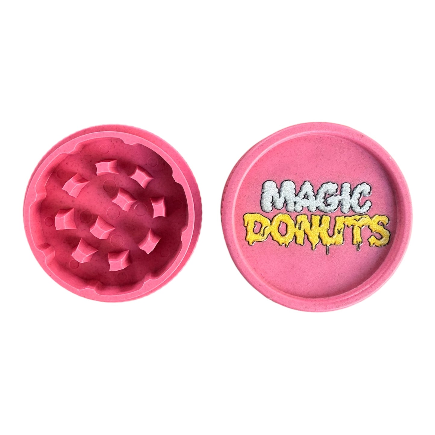Vue dos ouvert du grinder rose Magic Donuts – tamis et fond visibles – objet de collection