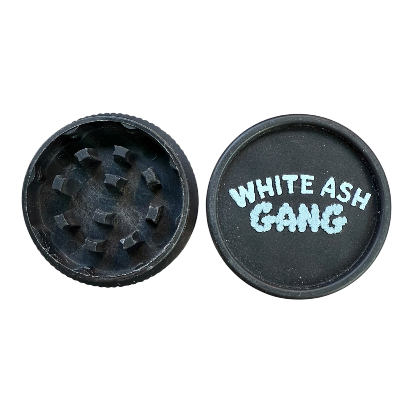 Grinder en chanvre White Ash Gang Magic King, ouvert face avec dents visibles

