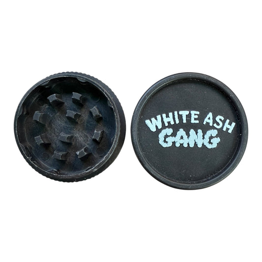 Grinder en chanvre White Ash Gang Magic King, ouvert face avec dents visibles


