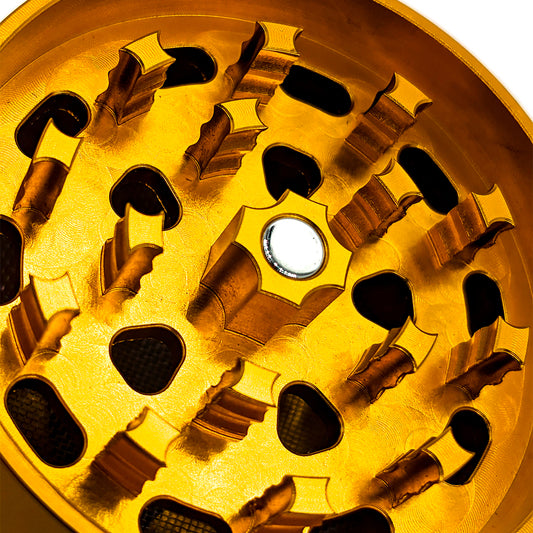 Grinder Magic King gold 4 pièces avec gravure MK et système à pollen, ouvert