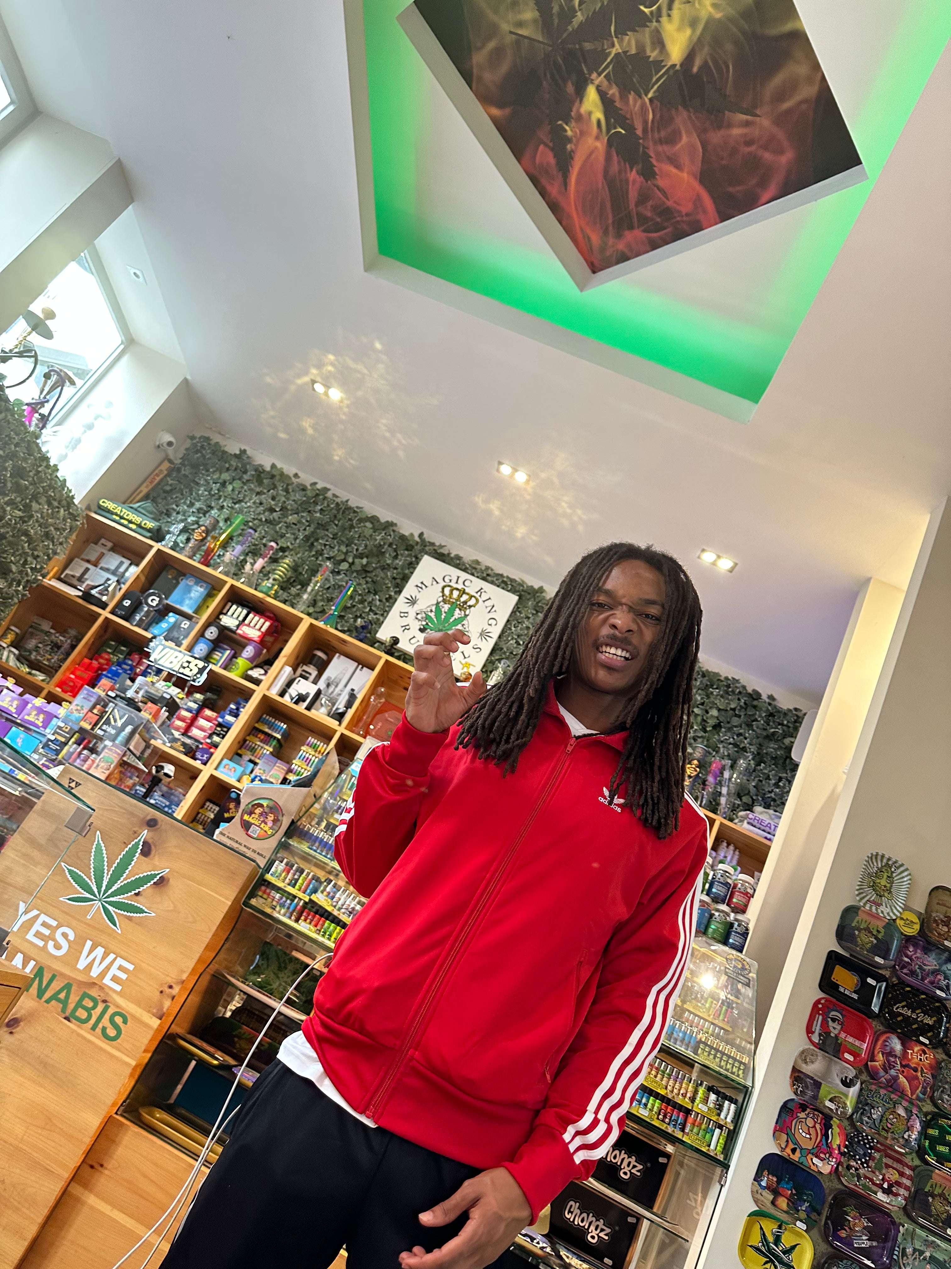 Jeune lion en visite chez Magic King Brussels, symbole de la relève et de l’esprit de famille de la communauté MK