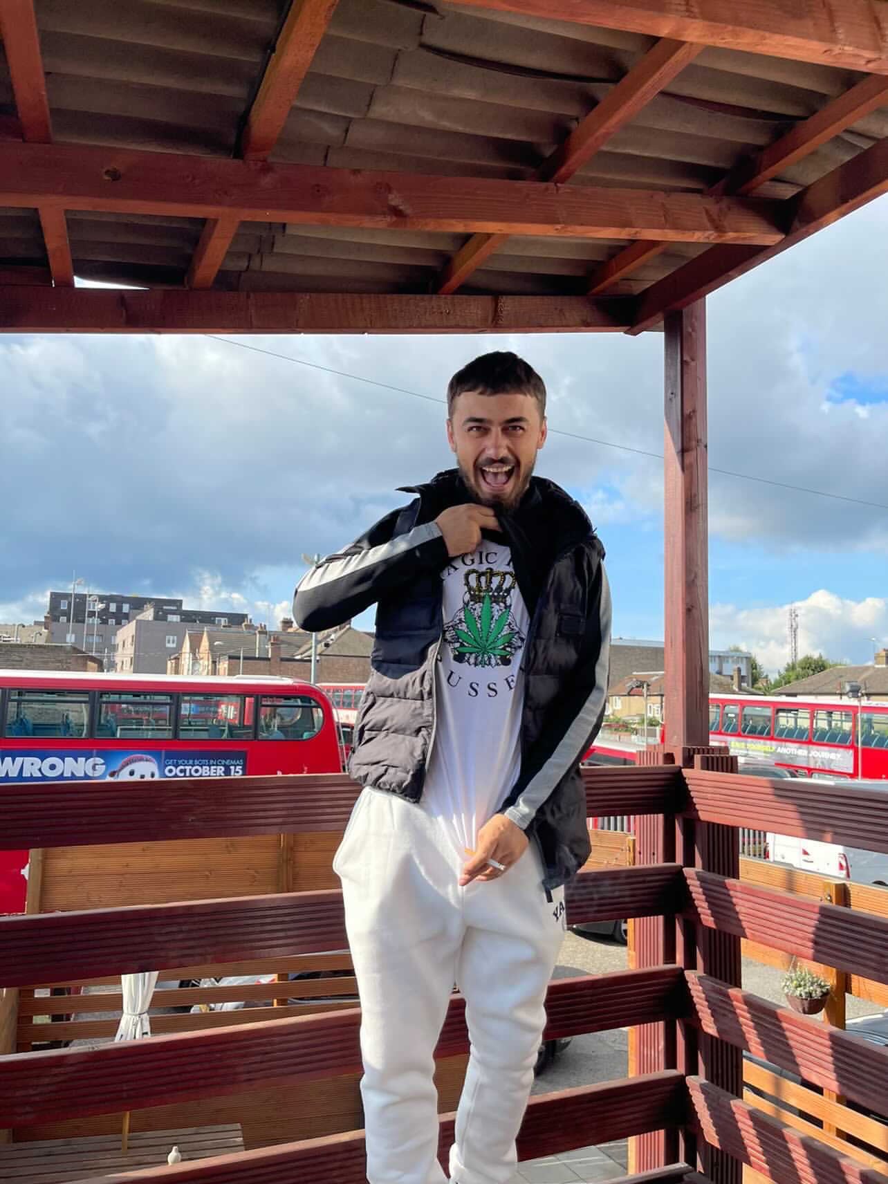King Gold, rappeur albanais, aperçu au Royaume-Uni en portant du Magic King, symbole de l’expansion internationale de la marque