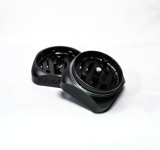 Grinder Krush MK x 667 ouvert – Intérieur en aluminium, dents de broyage visibles