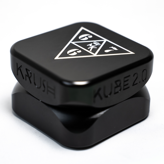 Grinder Krush MK x 667 – Vue de côté, design compact noir 2 pièces