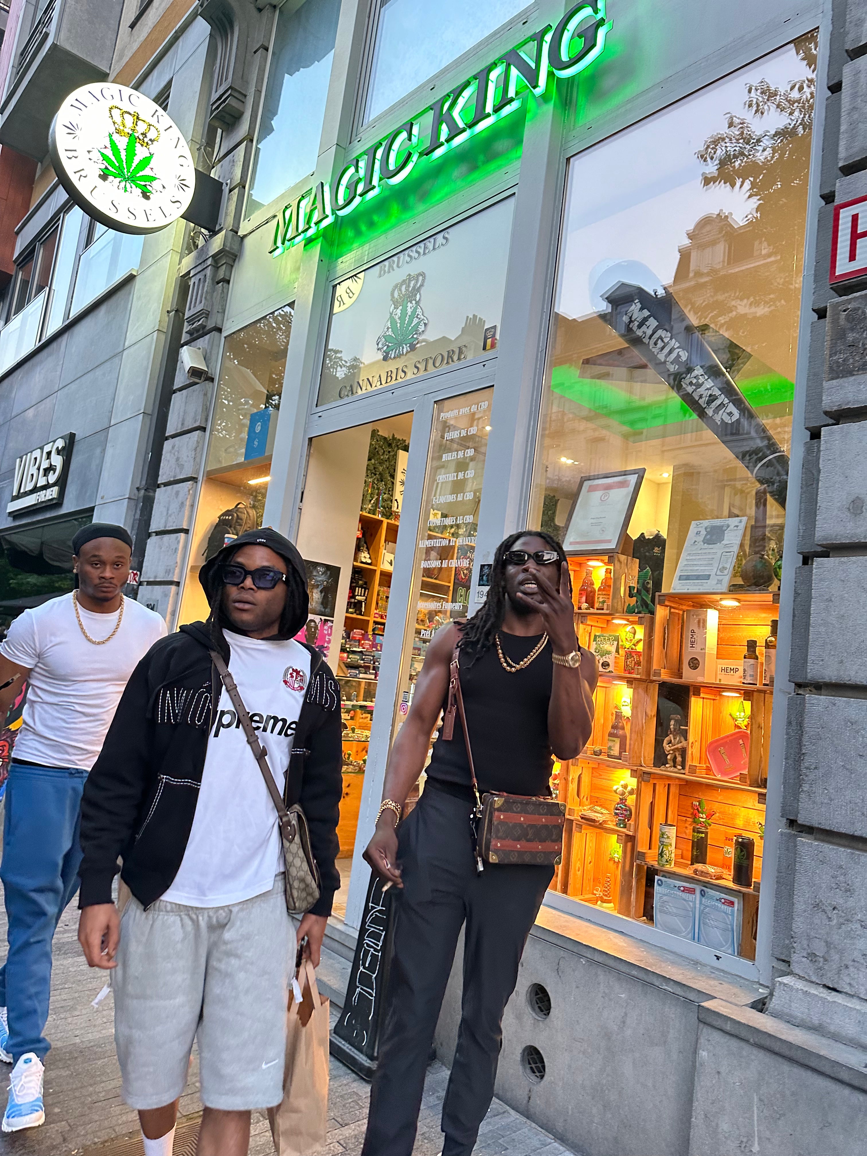 Level Santana et Gazo en visite chez Magic King Brussels, figures majeures de la drill française et de la culture urbaine