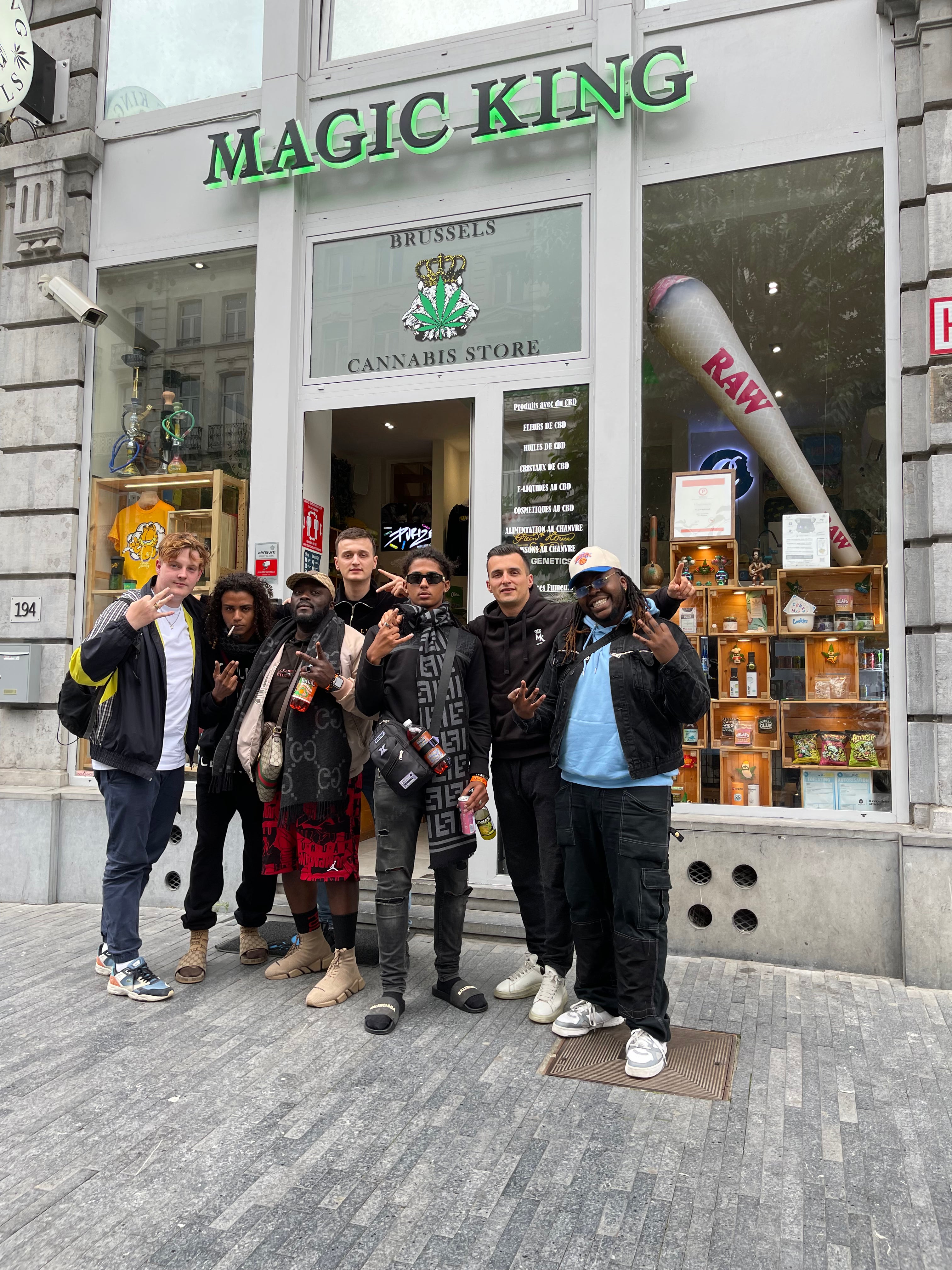 Luv Resval, Cokein et Savage Toddy en première visite chez Magic King Brussels, moment fort entre rap et culture canna