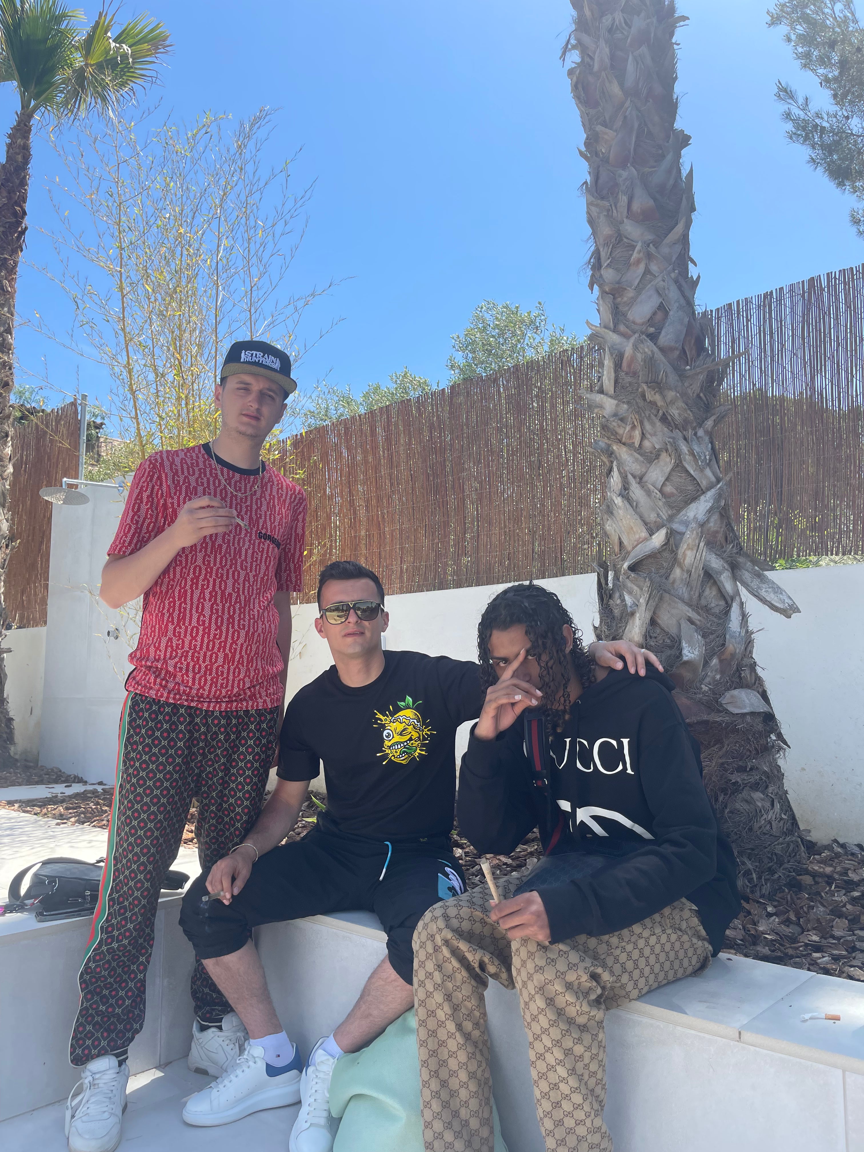 Luv Resval, rap français, souvenir avec Magic King lors du tournage de High & Fines Herbes, photo avec les frères Magic King
