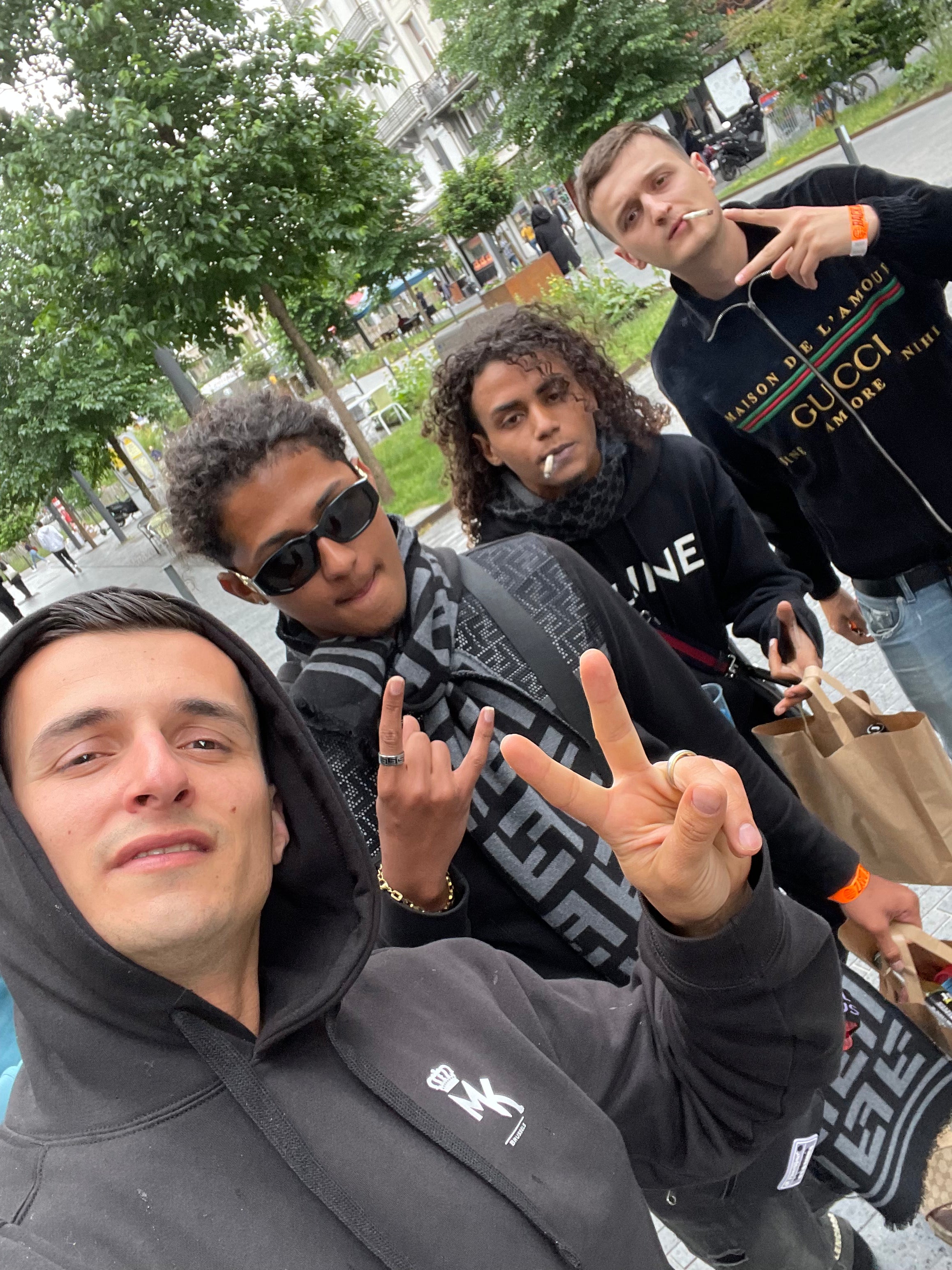 Luv Resval et Savage Toddy en visite chez Magic King Brussels – moment exclusif avec deux figures marquantes du rap français
