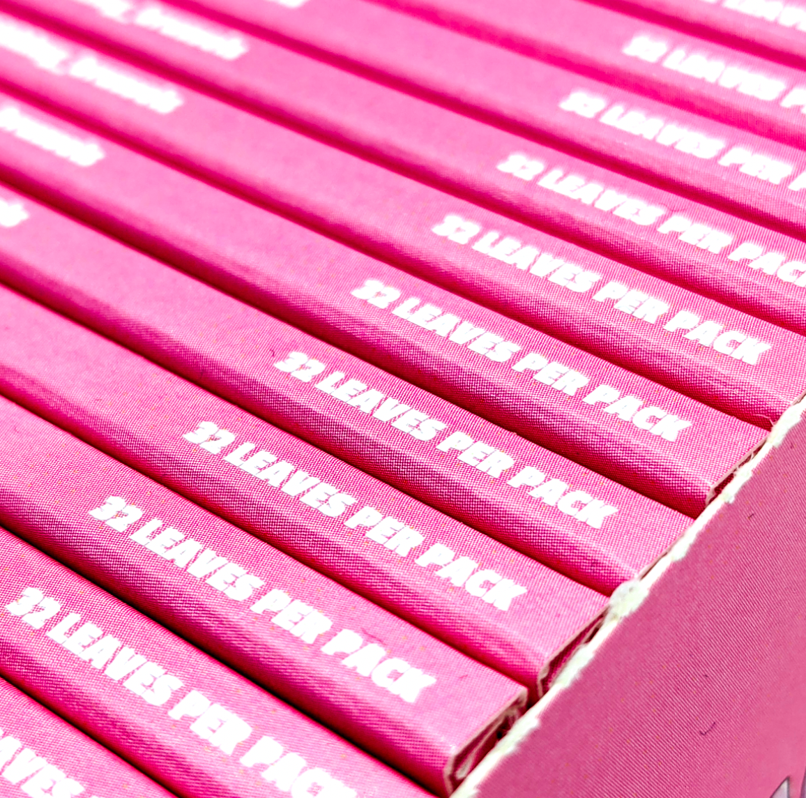 Zoom sur les 32 feuilles King Size du carnet Magic King Rose – Ultra fines et élégantes