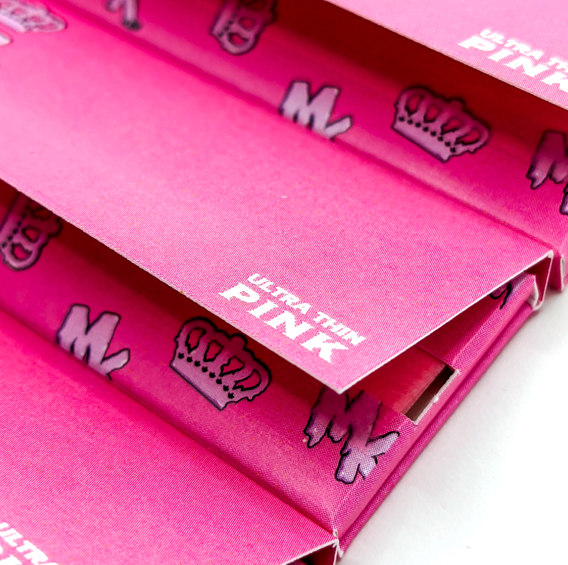 Détail d’une feuille MK Rose – Coin finement découpé, finition artisanale 