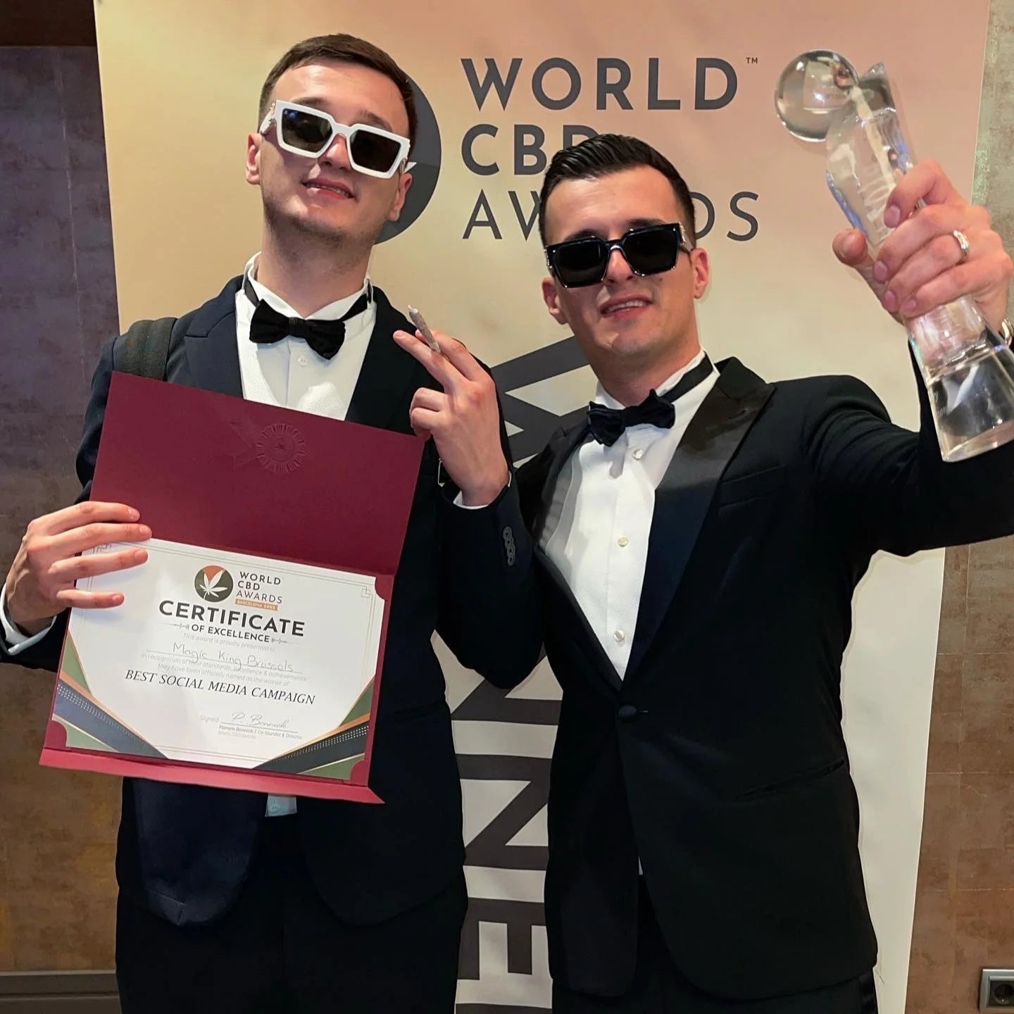 Les fondateurs de Magic King avec leurs trophées – Best CBD World Award