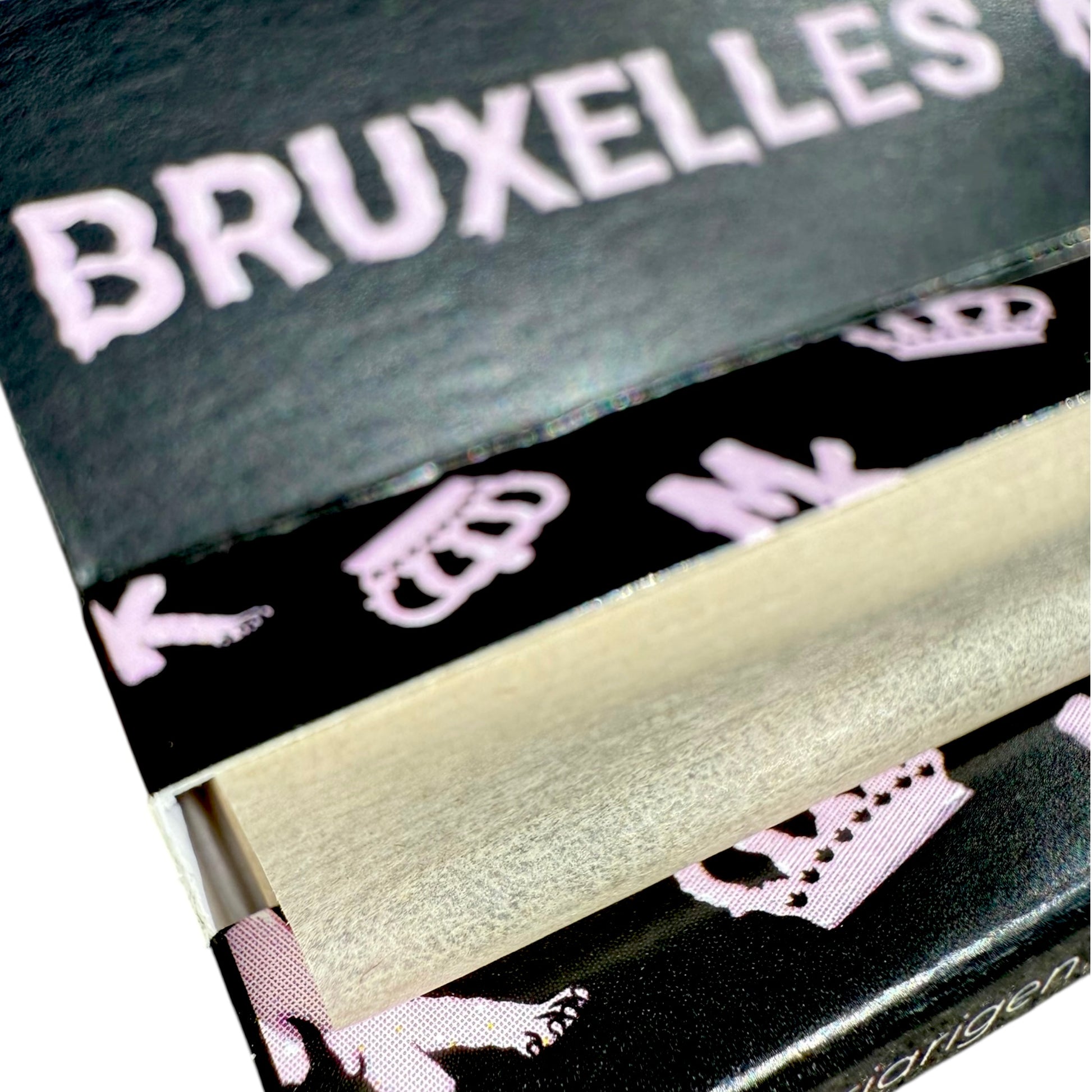 Zoom sur feuilles Magic King Noir Slim – papier 11 gsm super ultra fin
