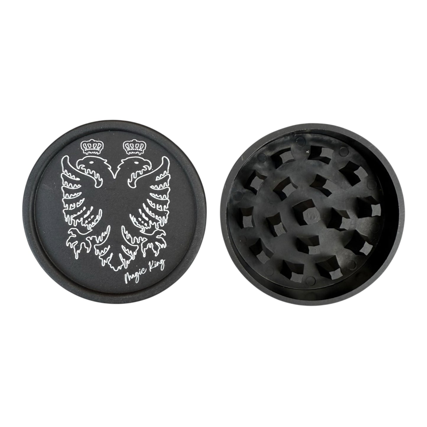 Grinder MK Eagle en chanvre biodégradable, vue ouverte avec dents et tamis, Collection Roots Albania