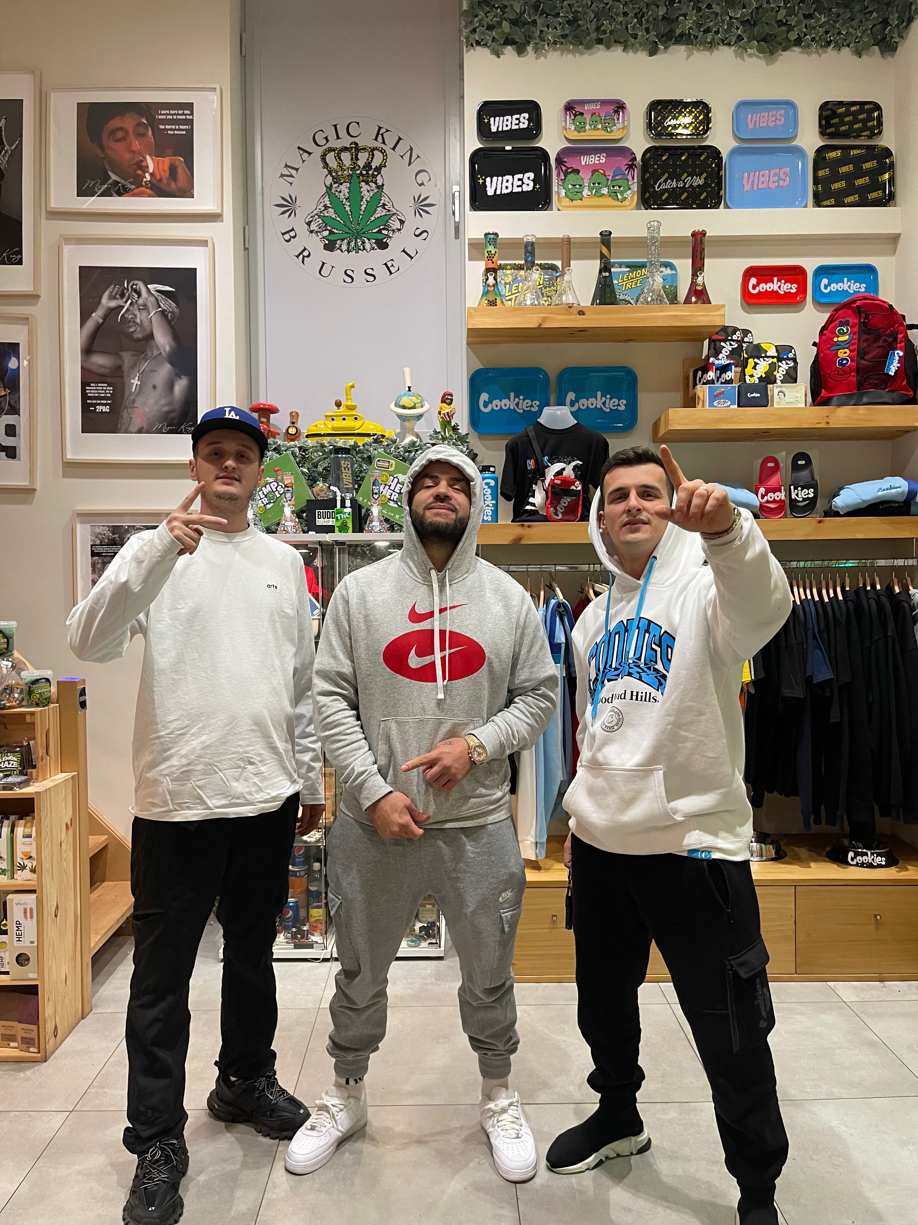 Noizy, légende du rap albanais, en visite historique chez Magic King Brussels – rencontre emblématique entre musique et culture