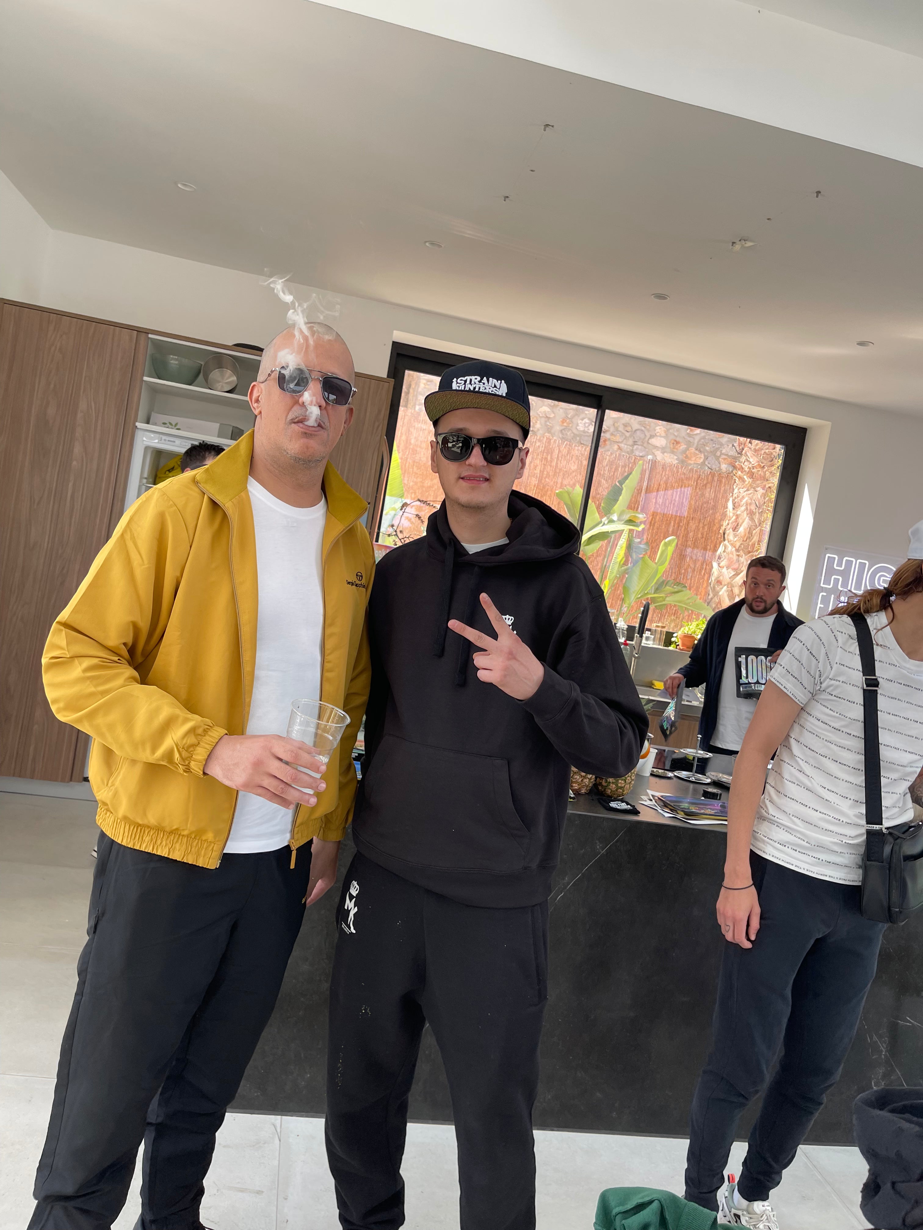 Rim’K, légende du rap français, en rencontre avec Magic King lors du tournage de High & Fines Herbes