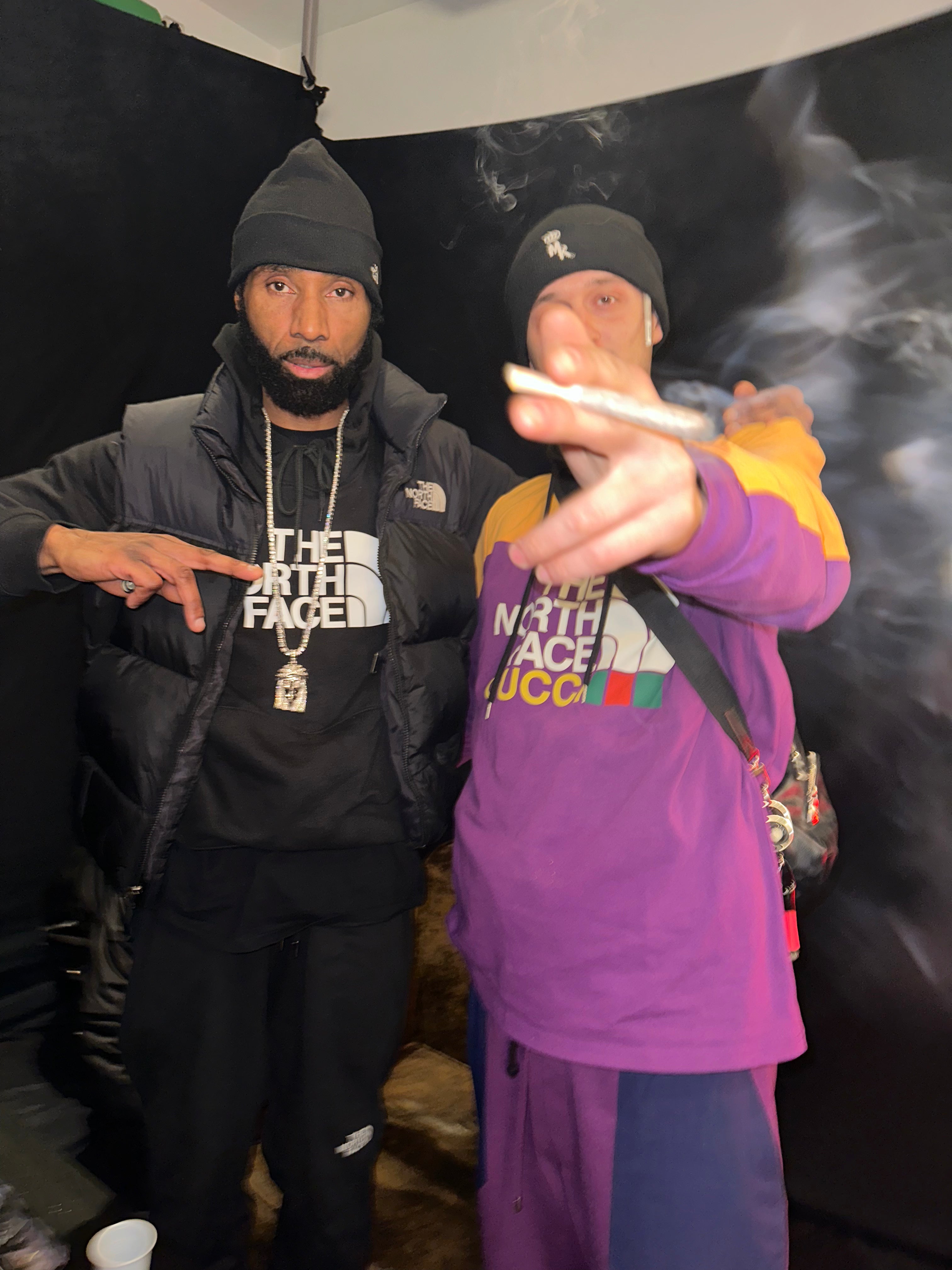Roi Heenok en rencontre avec Magic King à Paris lors de l’épisode High Ones, moment culte entre légende urbaine et culture canna