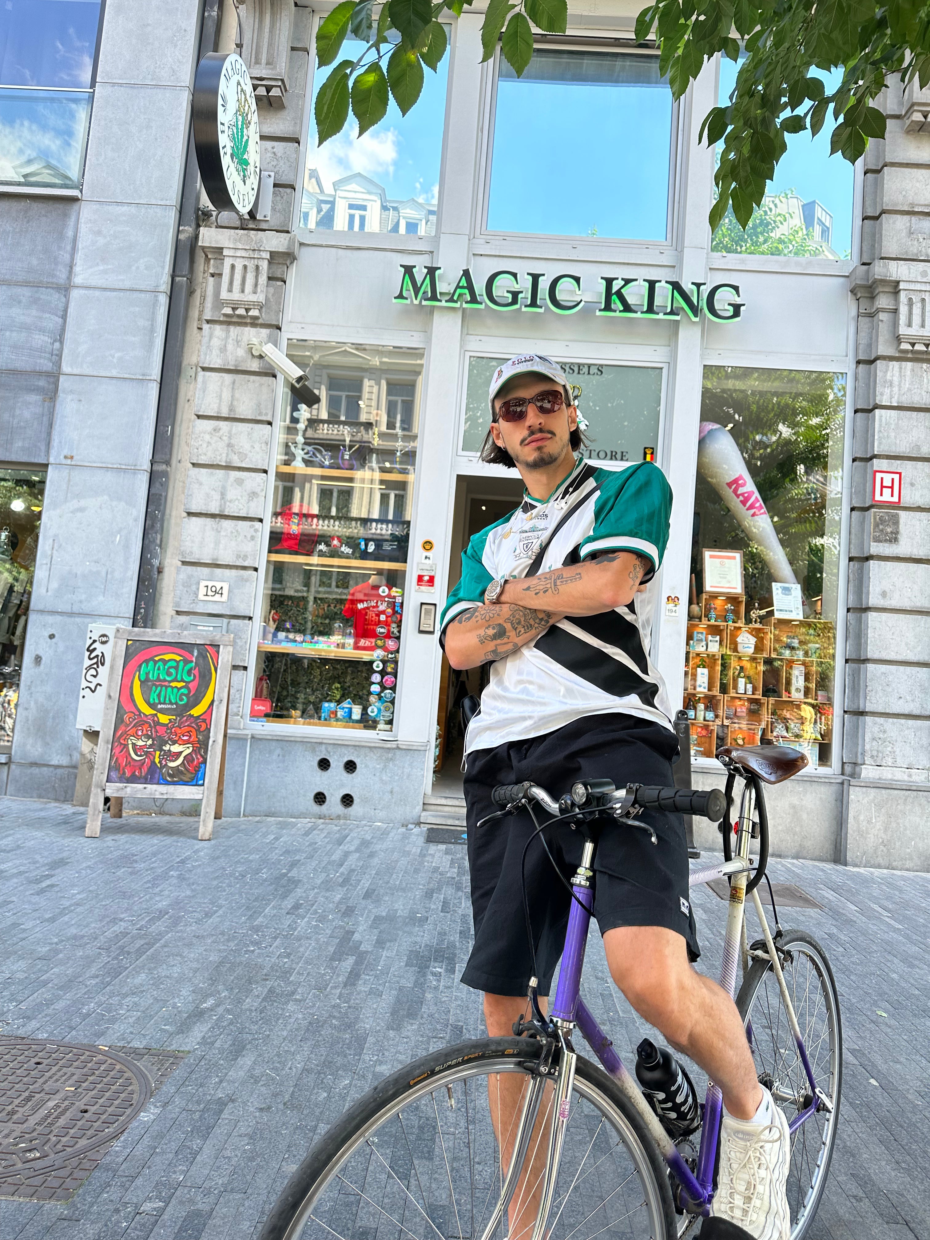 Roméo Elvis en visite chez Magic King Brussels, artiste emblématique de la scène rap belge