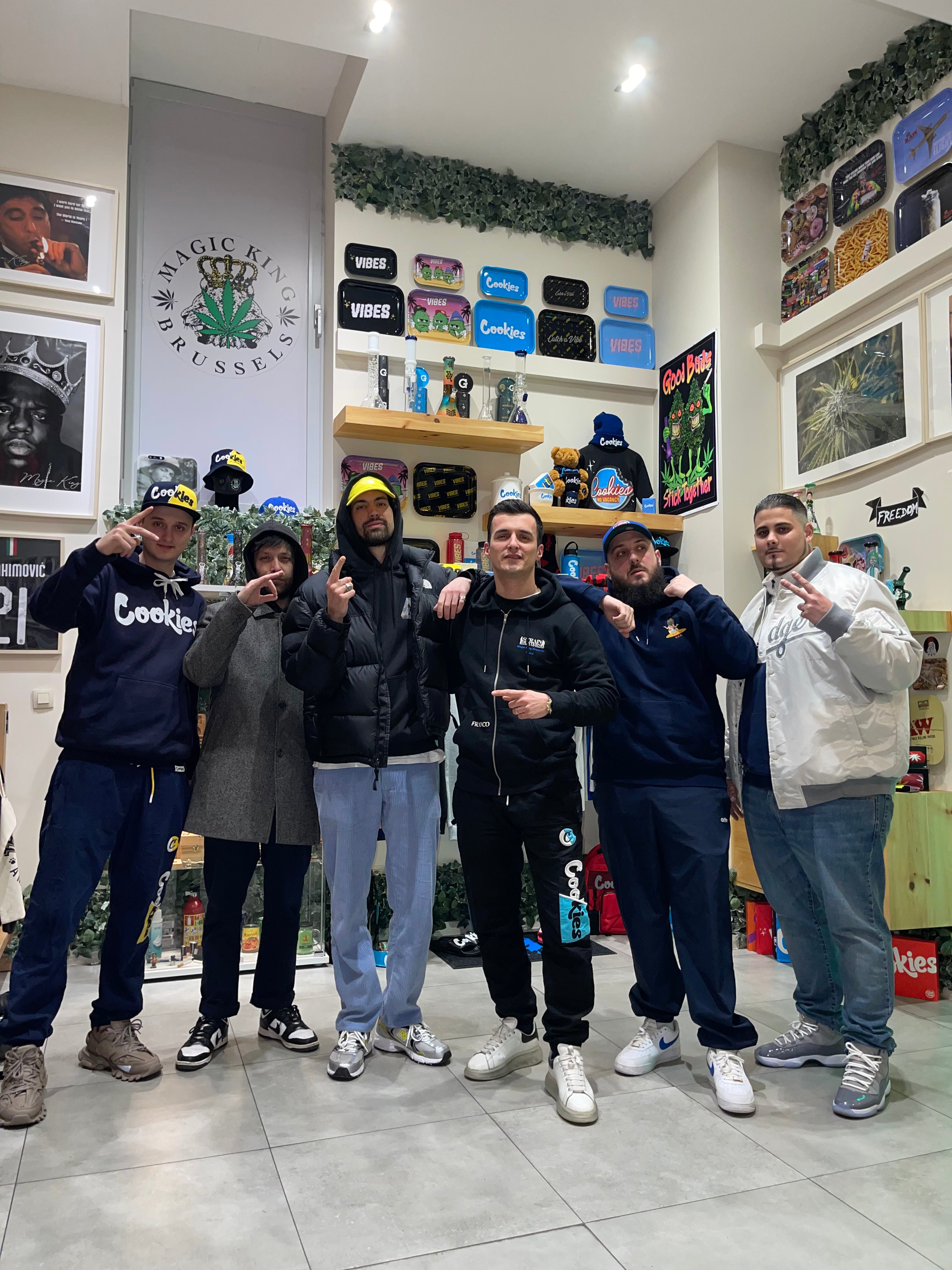 Senamo, Caballero et JeanJass en visite chez Magic King Brussels, figures emblématiques du rap belge