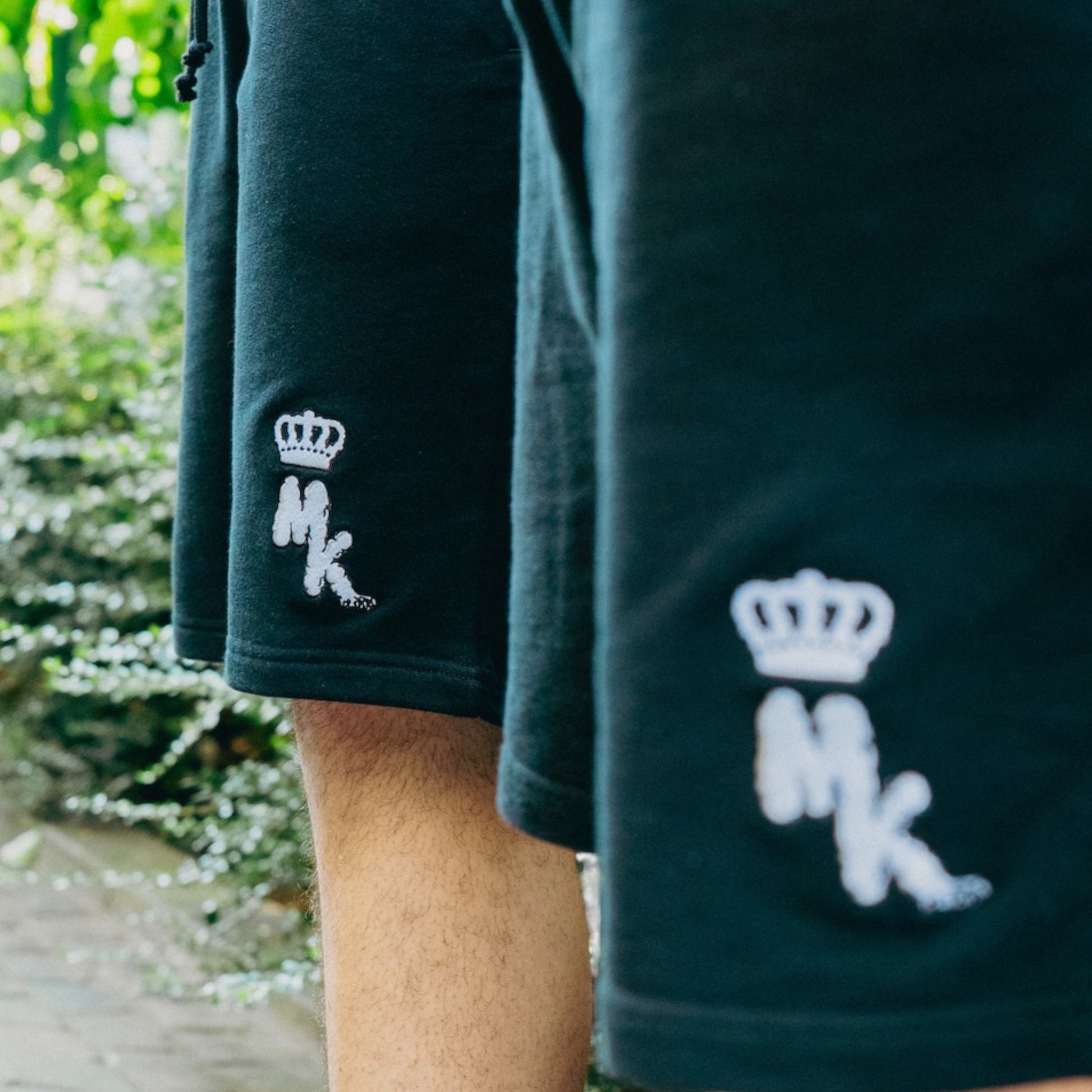 Short Magic King Noir porté – style minimaliste et coupe confortable