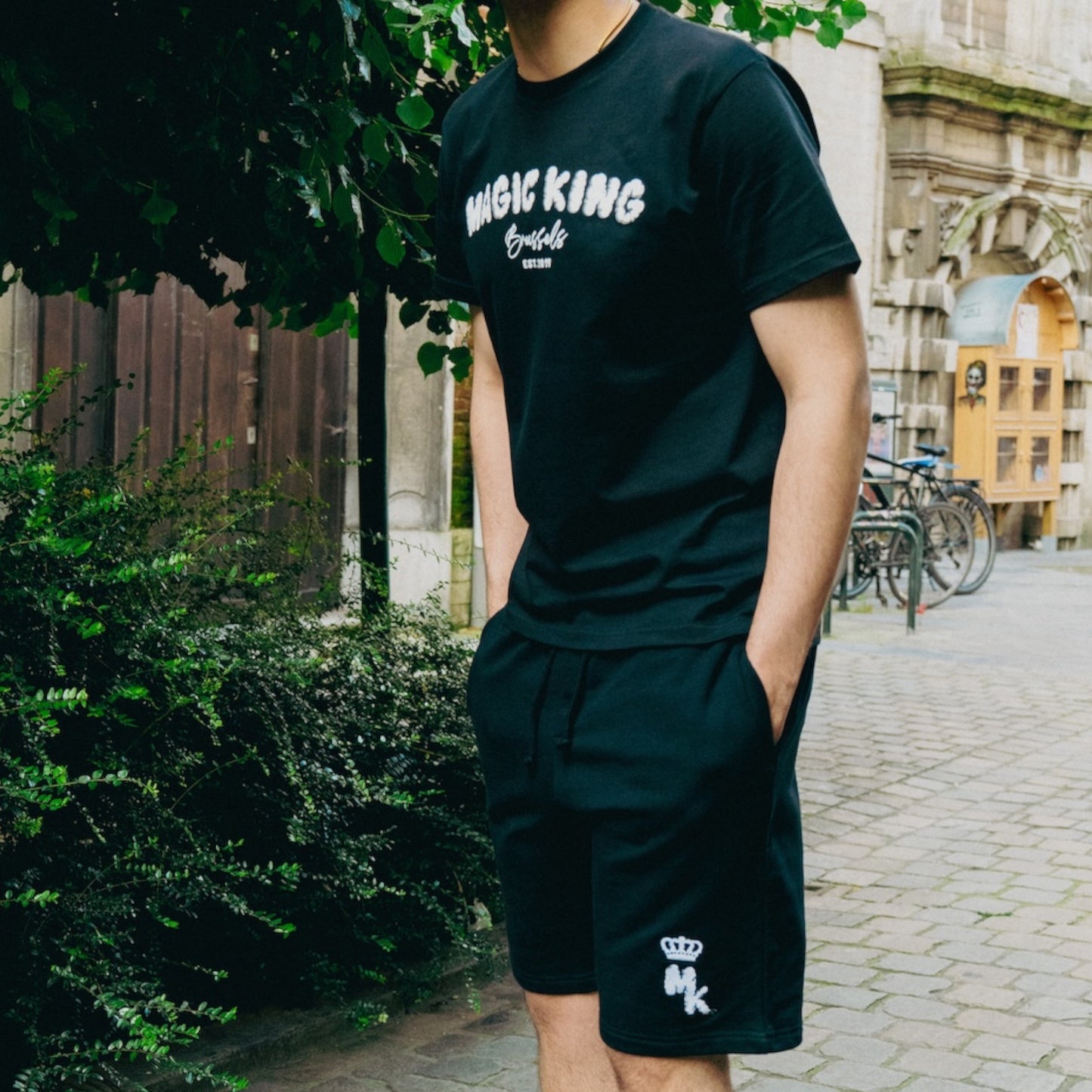 Short MK Noir – porté en mouvement, silhouette sportive et élégante