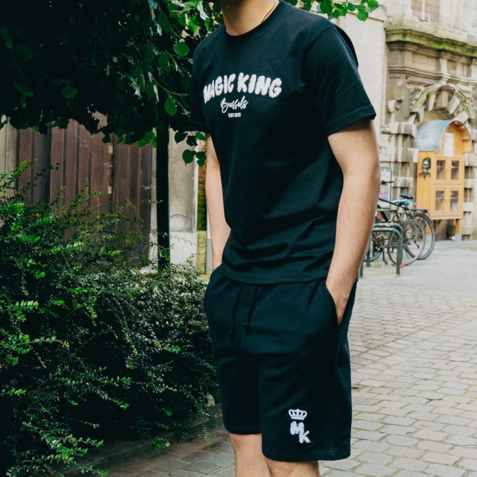 Short MK Noir – porté en mouvement, silhouette sportive et élégante